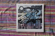 Anioły nad miastem. 30 × 30 cm. 2025 r. (linoryt kol.)