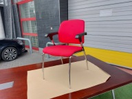 Fotel na na nogach czerwony loft