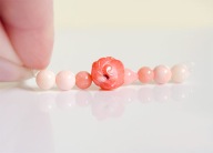 KORAL NATURALNY różowy rzeźbiony koralowiec róża Kwiatek kulki łezka