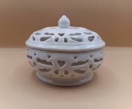 Biały śliczny ażurowy porcelanowy pojemnik z pokrywką - serce serduszka