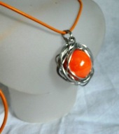 Duża, pomarańczowa kula, porcelana w drucie - okazały wisior handmade