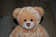 pluszak maskotka miś w japonkach Build e Bear