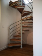 Schody kręcone na słupie- balustrady kute