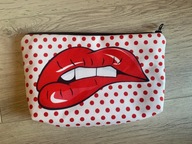 Kosmetyczka z czerwonym nadrukiem