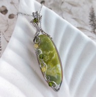 Wisior z zielonym kamieniem, serpentynit, srebrna stal, wire wrapping