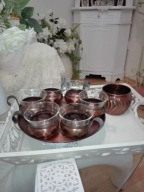 Szklanki z miedzianymi koszyczkami na tacy