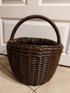 Koszyk dla zbiórki grzybów z wytrzymałego, lekkiego rattanu.
