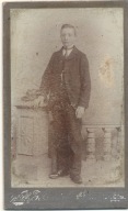 Foto Wilh.Heinrich Gryfów Śląski Młody mężczyzna karton wym.10,5 X 6,5 cm
