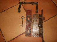 ZABYTKOWY DUZY ZAMEK DRZWIOWY KLAMKI KLUCZ