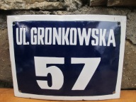 Stara emaliowana tablica z numerem domu i ulicą