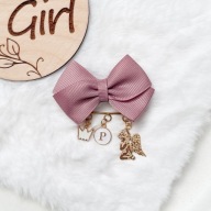 Kokardka broszka z literką i aniołem stróżem do wózka dla dziecka