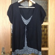 BLUZKA CZARNA Z WSTAWKĄ W KWIATKI TU 2XL FALBANKA