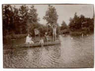 KĄPIELISKO NA STAWIE TRATWA PRZEBIERALNIA STRÓJ PLAŻOWY OK. 1905