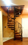 Schody spiralne, kręcone balustrady kute, noga startowa kuty pień