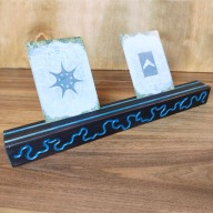 Drewniana podstawka na karty do gier planszowych - niebieska. Rękodzieło.