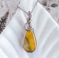 Wisiorek z żółtym kamieniem, jaspis trzmieli, łezka, stal chirurgiczna