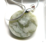 Naturalny jasnozielony matowy jadeit, wisiorek na łańcuszku