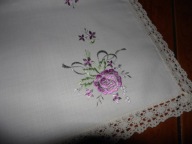 Obrus z haftem maszynowym + koronka - 88 cm x 88 cm