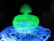 Szkło uranowe. Bombonieka z pokrywką. Przed 1945r.