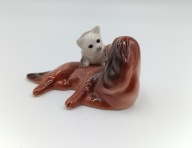 Kotek bawi się z psem - świetna scenka - porcelana Royal Dux Bohemia -