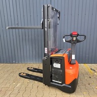 Używany paleciak elektryczny z masztem i wstępnym podnoszeniem wideł Toyota