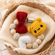 Szydełkowa zawieszka do smoczka MIŚ żółty czerwona kokarda handmade