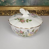Eleganckie porcelanowe puzderko z uchwytem w kształcie motyla.