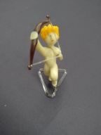 Wspaniały szklany amor, szkło uranowe, Jarosław Brychta 7,4cm (A172)