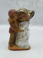 Przestraszone zmarznięte tulące się dzieci figurka