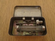 Strzykawka szklana 10 ml z pudełkiem metalowym, zestaw medyczny Prl