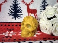 Świeca z wosku pszczelego Czaszka z kwiatami