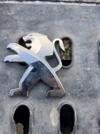 9823228180 peugeot 208 II emblemat przod elektryk oryginal demontaz znaczek