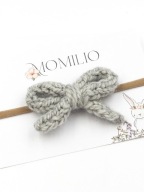 Momilio handmade Opaska do włosów dziergana kokardka jasny szary