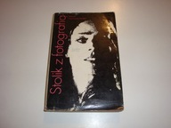 STOLIK Z FOTOGRAFIA NAWROCKA-DOŃSKA