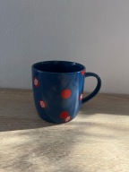 Granatowy kubek w czerwone kropki świąteczny Red Nose Day