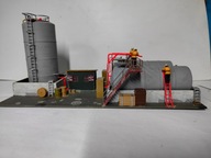 stacja dystrybucji paliw, sklejona i patynowana, z figurkami ludzi ,H0