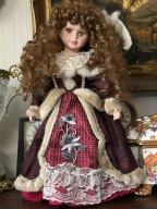 WIKTORIAŃSKA LALKA KOLEKCJONERSKA PORCELANOWA WYS 40CM ZE STOJAKIEM