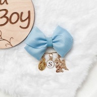 Kokardka broszka z literką i aniołem stróżem do wózka dla dziecka