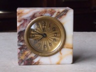 Zegar w obudowie z marmuru.