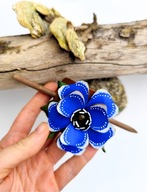Rękodzieło – skórzana spinka do włosów z kwiatem niebiesko-białym