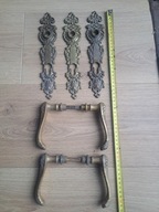 Stare mosiężne klamki i szyldy.