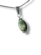 SZ02 Łańcuszek z wisiorkiem z kamieniem SZMARAGD