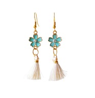 Kolczyki z turkusowym kwiatem wiśni i kremowym chwostem