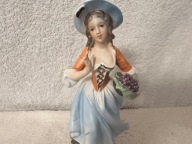 STARA FIGURKA DAMY Z KOSZEM WINOGRON