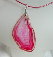 Różowy agat z kryształem i druzą, piękny duży wisior