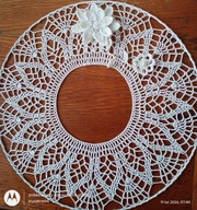 Serwetka .szydełk.na obręczy met.35 cmz kwiatuszkami