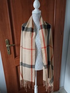 Śliczny delikatny i elegancki szaliczek w modna krateczkę burbery