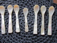 STARE ŁYŻECZKI Z MASY PERŁOWEJ DO JAJEK, LODÓW, KAWIORU. 7 SZTUK