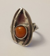 Srebrny pierścionek Rytosztuka z bursztynem toffi