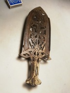 STARA ŻELIWNA PODSTAWKA POD ŻELAZKO - SECESJA